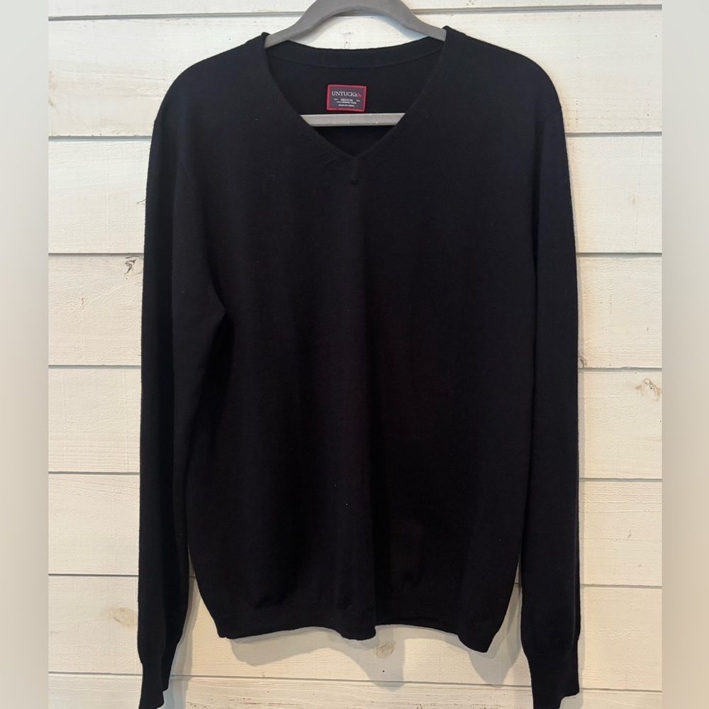 UNTUCKit  Sweater Men's Medium 100%
Merino Wool Navy V Neck Long Sleeve
Pullover